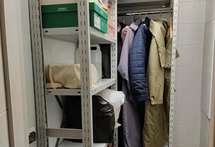 Хранение одежды на складе, в сервисах, дома: почему лучше выбирать металлические стеллажи